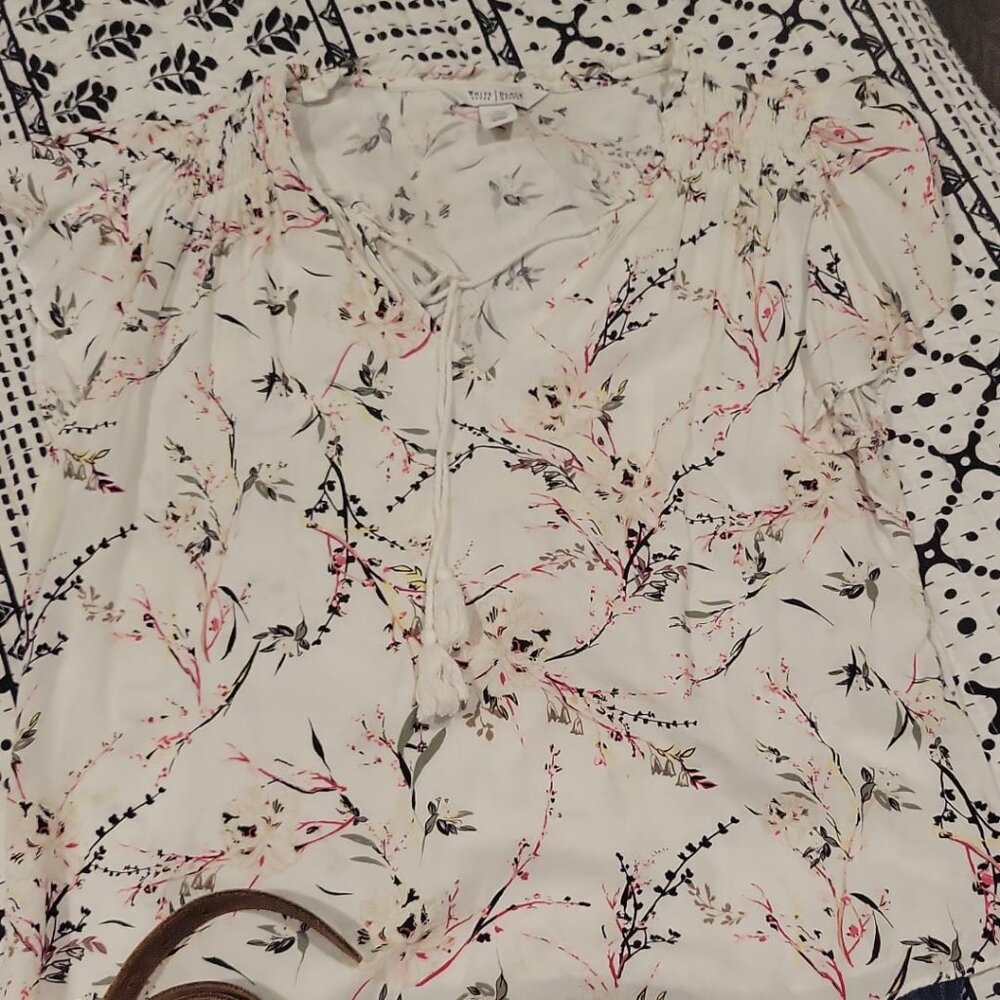 Summer Top with ties at neck